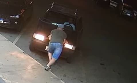 Após batida em placa, condutor tenta empurrar carro 