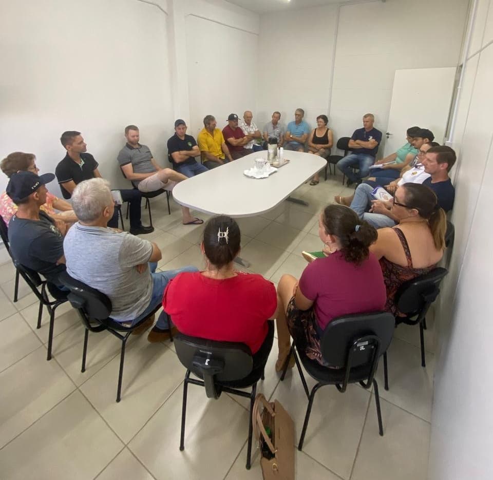 Agricultores estiveram reunidos com os secretários (Foto: Ascom)
