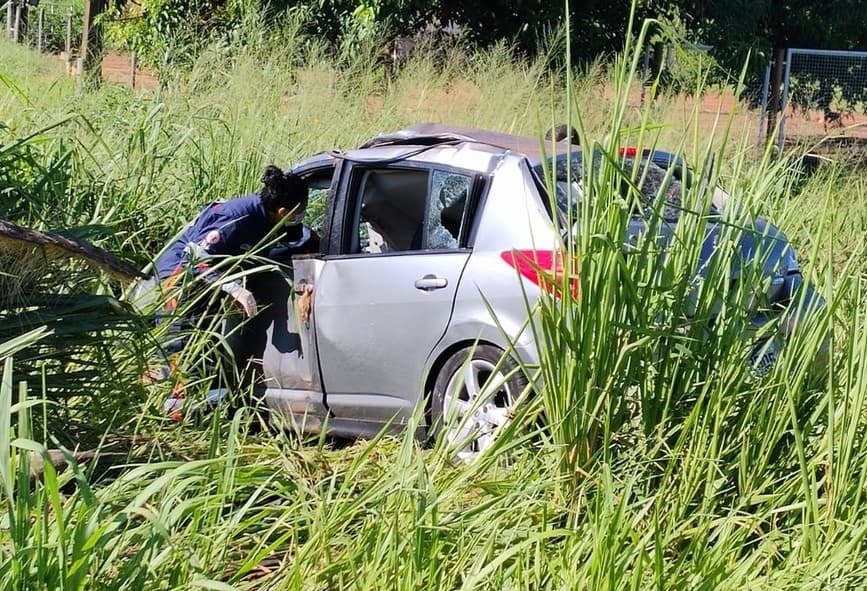 Vítimas estavam em carro de passeio (Foto: Reprodução / Redes Sociais)