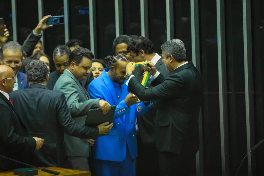 Arthur Lira, presidente da Câmara concede medalha de Cidadão Honorário a Hamilton (Foto: Pedro José Santana)