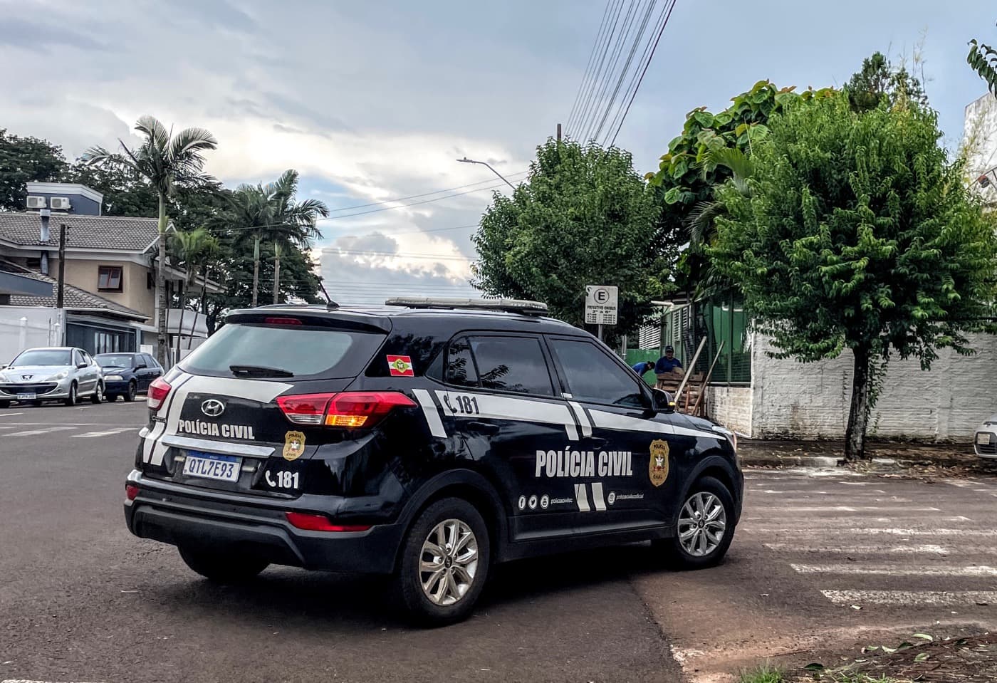 Policiais conteram os ânimos (Foto: Henrique Paulo Koch)