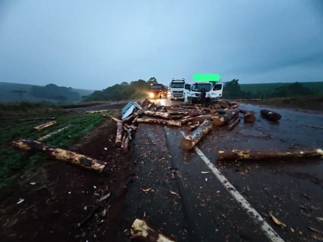 Cenário caótico foi registrado em Abelardo Luz (Foto: Polícia Militar Rodoviária)