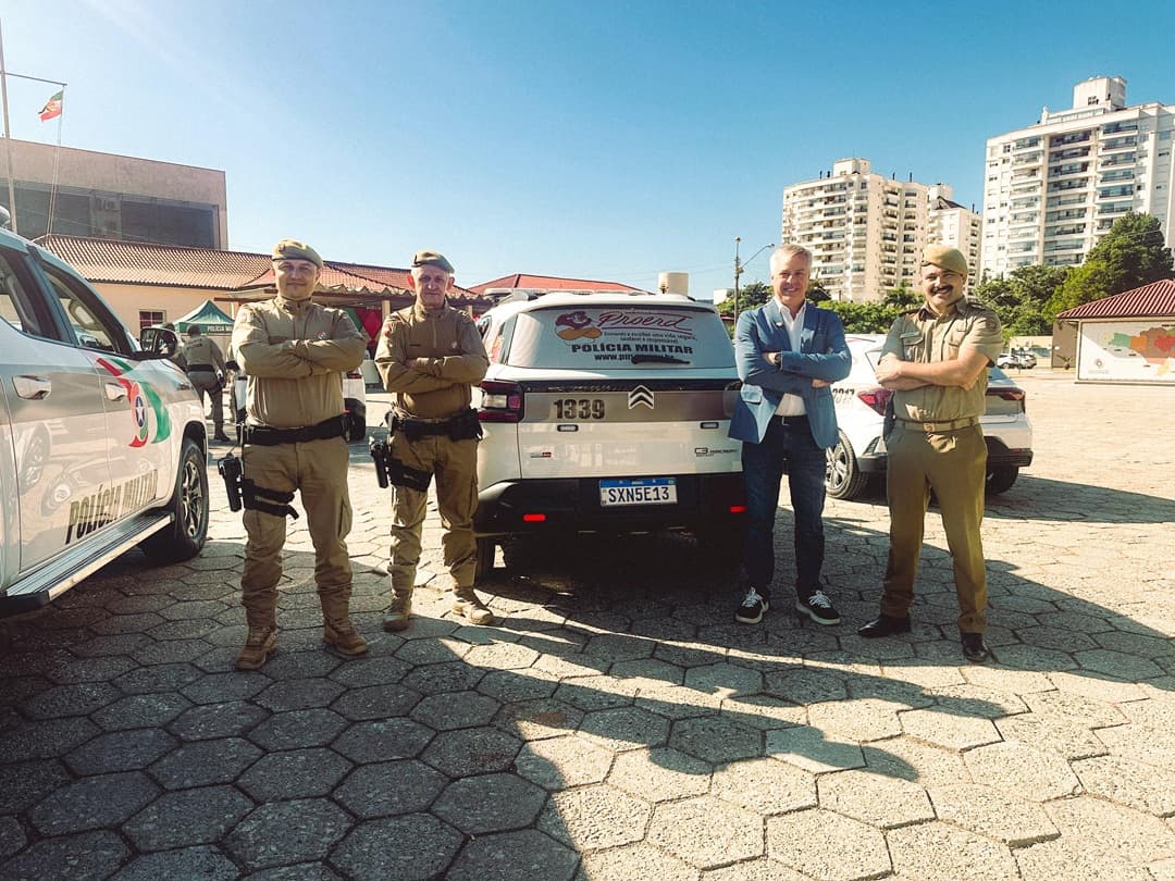 Fabiano da Luz ao lado dos policiais e da nova viatura do Proerd (Foto: Ascom)