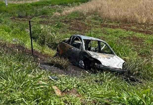 Veículo explode em chamas, matando duas pessoas