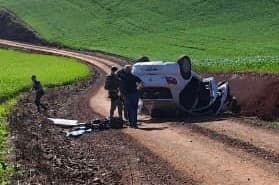 Carro parou com as rodas para cima (Foto: Corpo de Bombeiros )