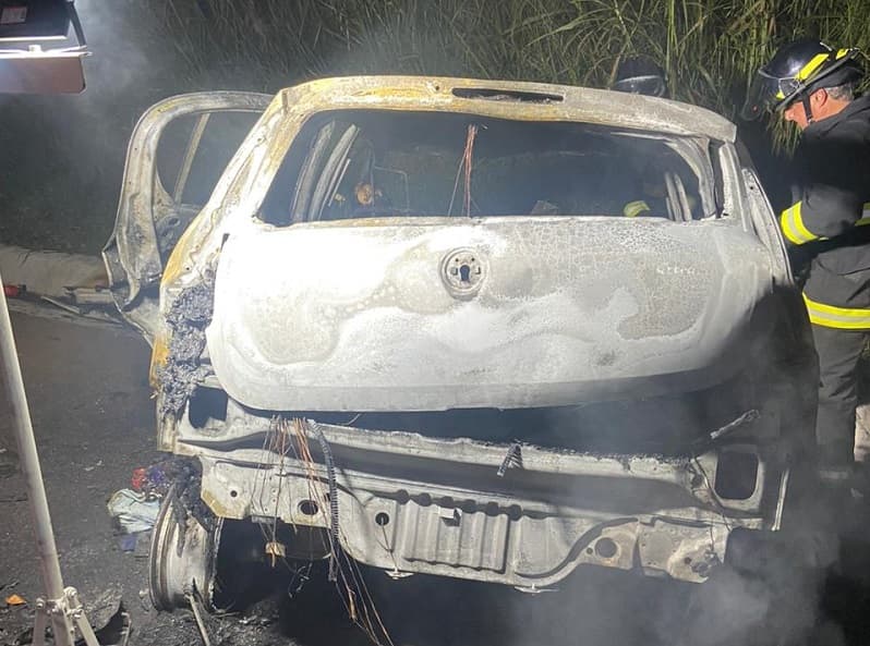 Família morre carbonizada após acidente de trânsito em SC (Foto: PRF)