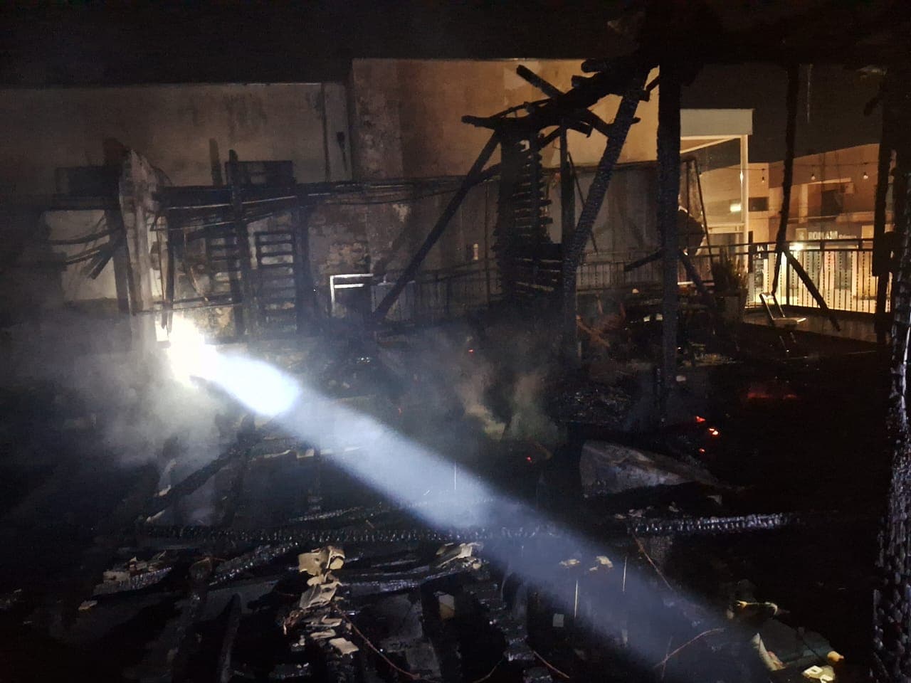 Fogo atingiu o local durante a madrugada (Foto: Divulgação CBM)