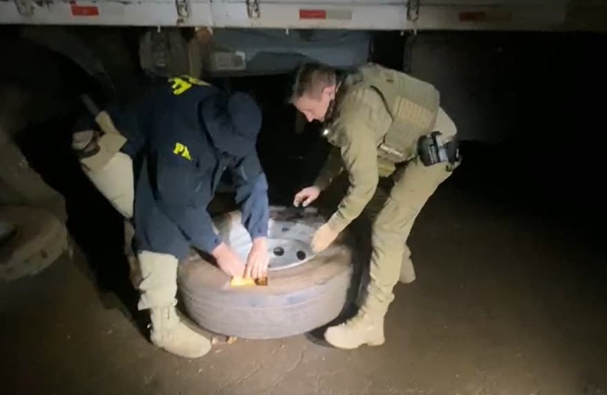 Crack e cocaína foram colocadas em pneu reserva; motorista sabia (Foto: PRF)