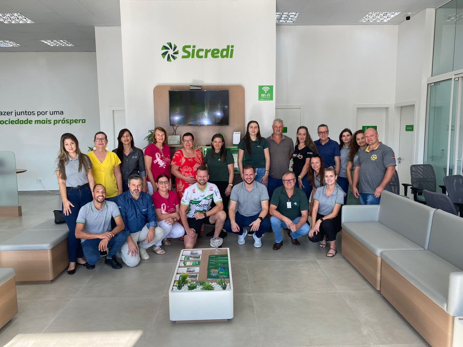 Representantes das entidades se reuniram com os colaboradores da Sicredi (Foto: Divulgação)