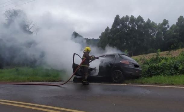Carro ficou totalmente danificado (Foto: Corpo de Bombeiros)