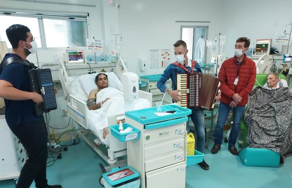 Gaiteiros tocam para paciente em hospital (Foto: Reprodução/Hospital Regional São Paulo)