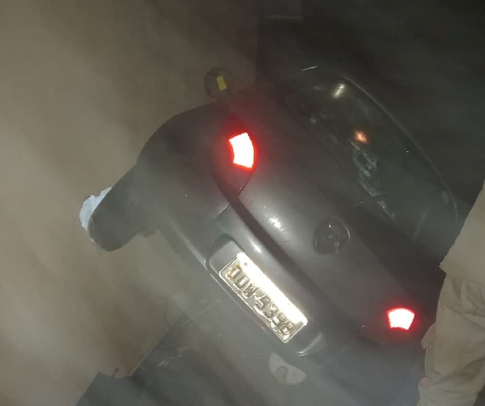 Carro desce barranco e atinge parede de residência em Modelo (Foto: Bombeiros Modelo)