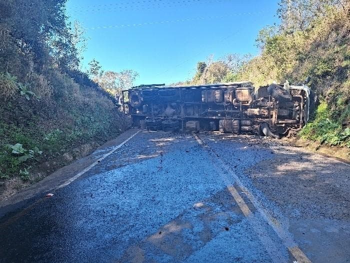 Após acidente, SC-155 segue com o trânsito normal (Foto: Polícia Militar Rodoviária)