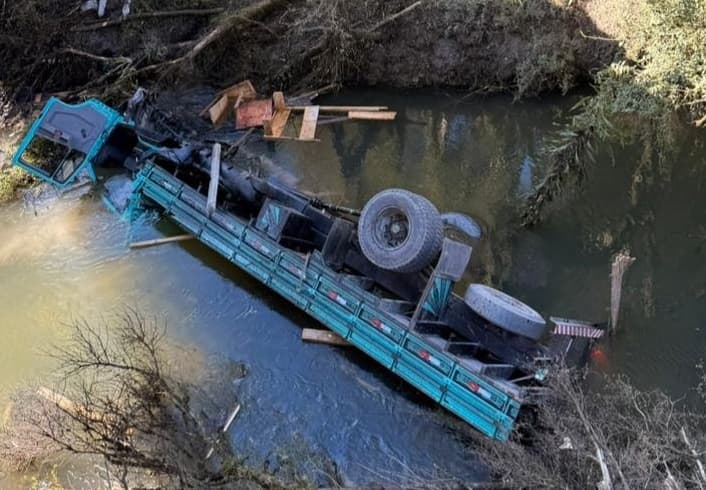 Mercedes fica submerso em saída de pista fatal