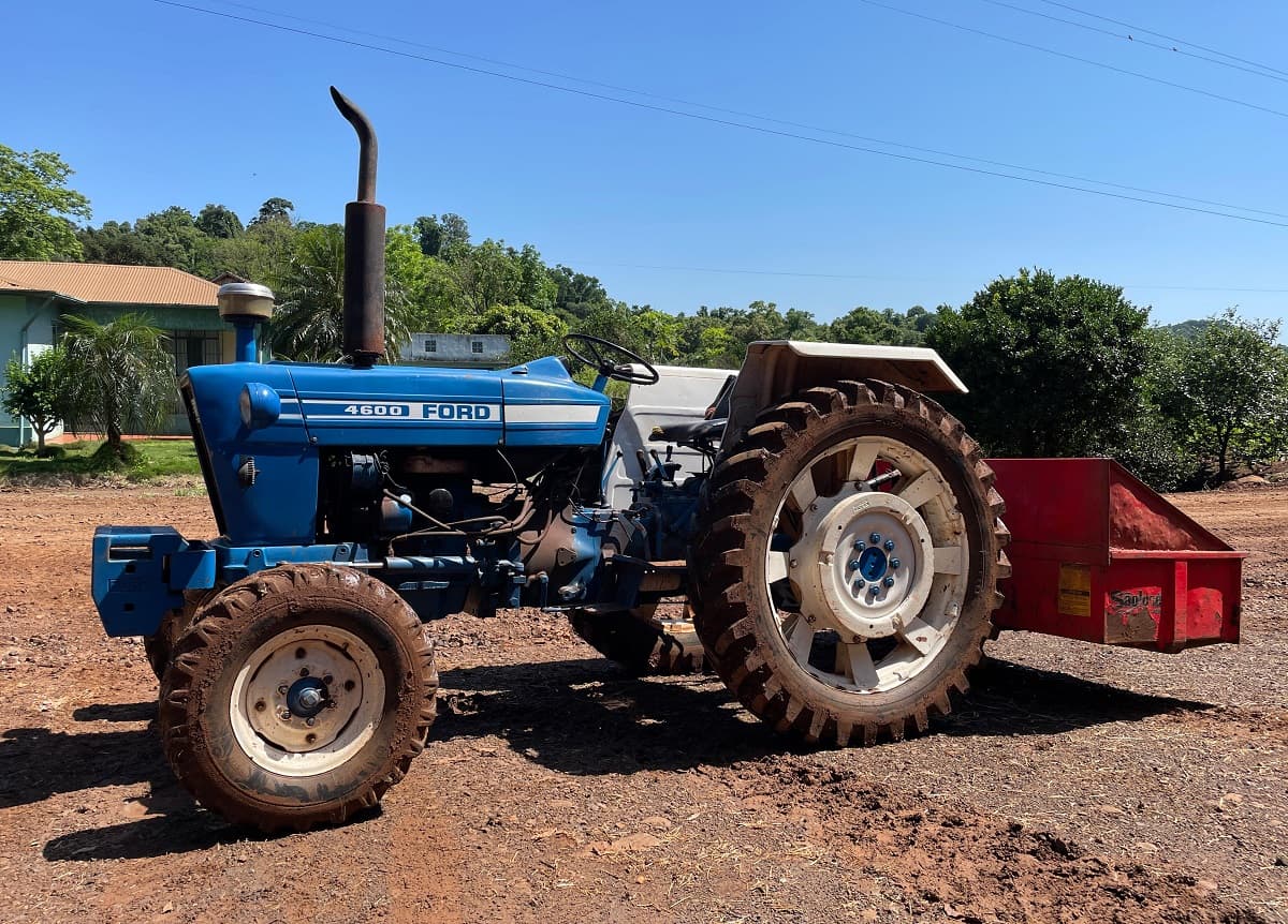 Trator Ford ano 1984 segue auxiliando na plantação