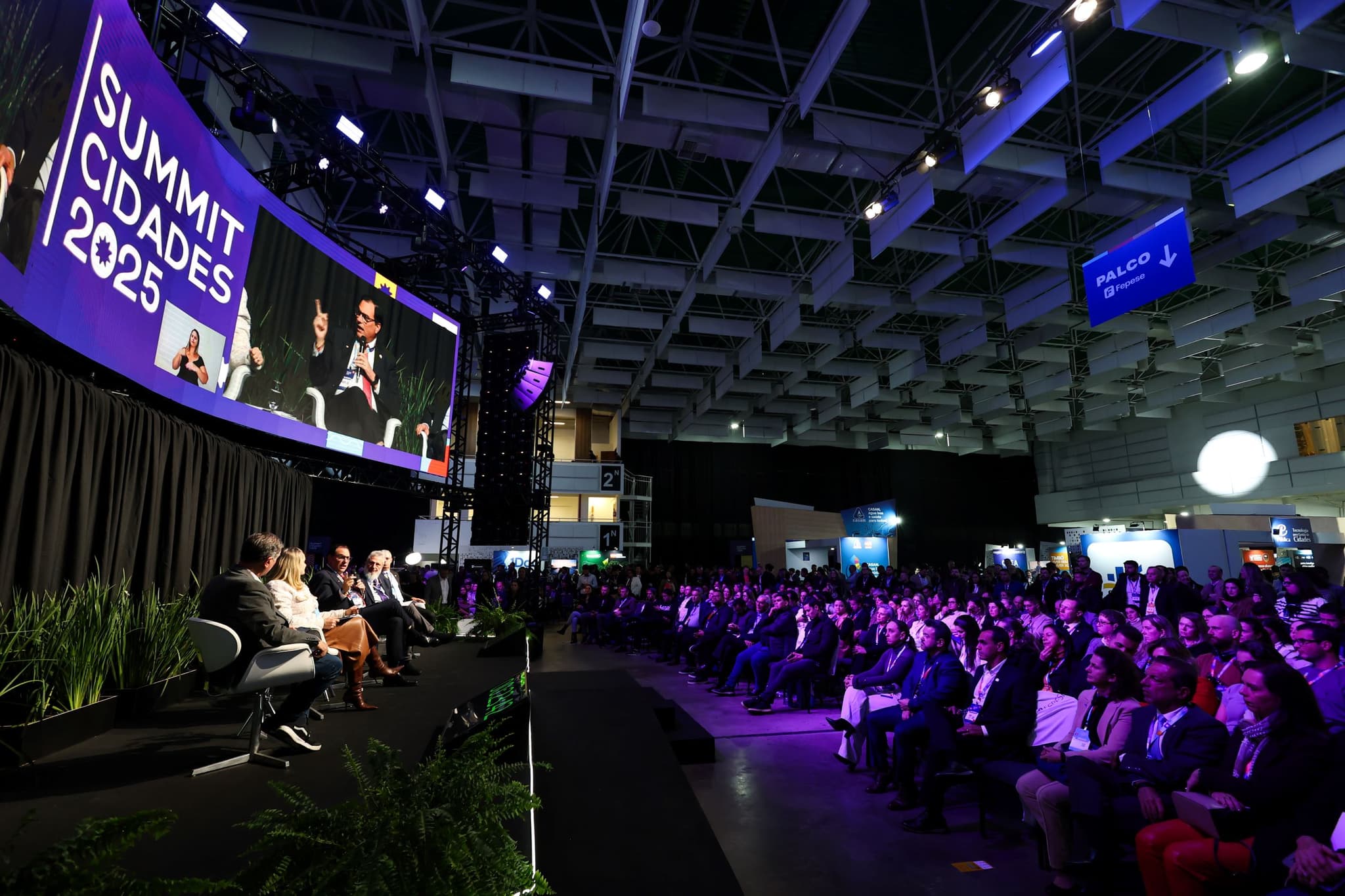 Summit Cidades 2025 começa em Florianópolis com foco no futuro dos municípios