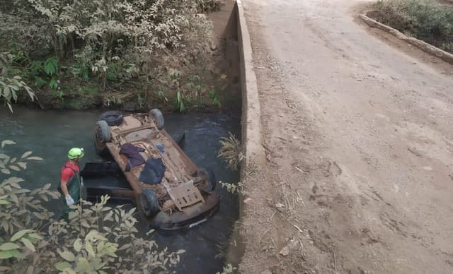 Veículo quase ficou submerso (Foto: Corpo de Bombeiros)