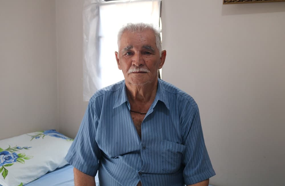 Seu Valdomiro exerce a função de "arrumar ossos" desde 1962 (Foto: Henrique Paulo Koch)