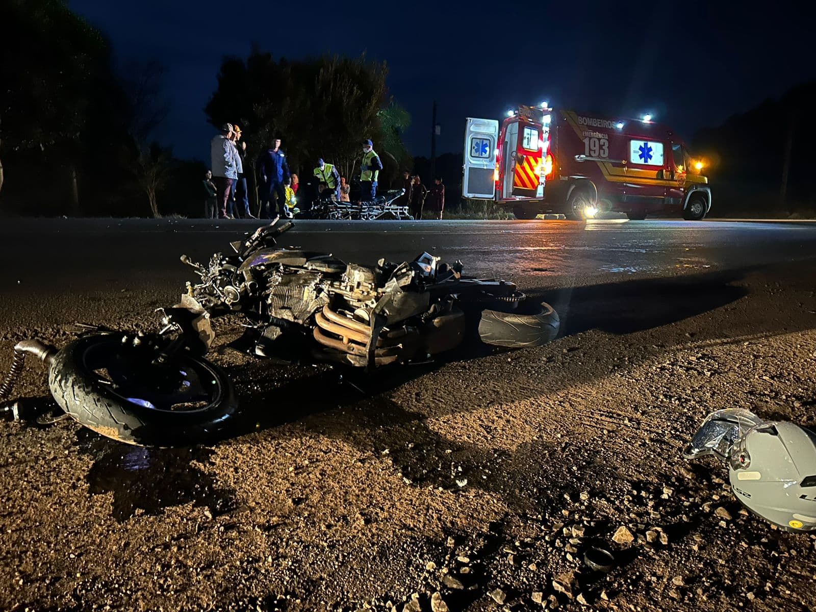 O condutor da moto foi encaminhado para o hospital sem ferimentos graves (Foto: Gilmar Bortese)