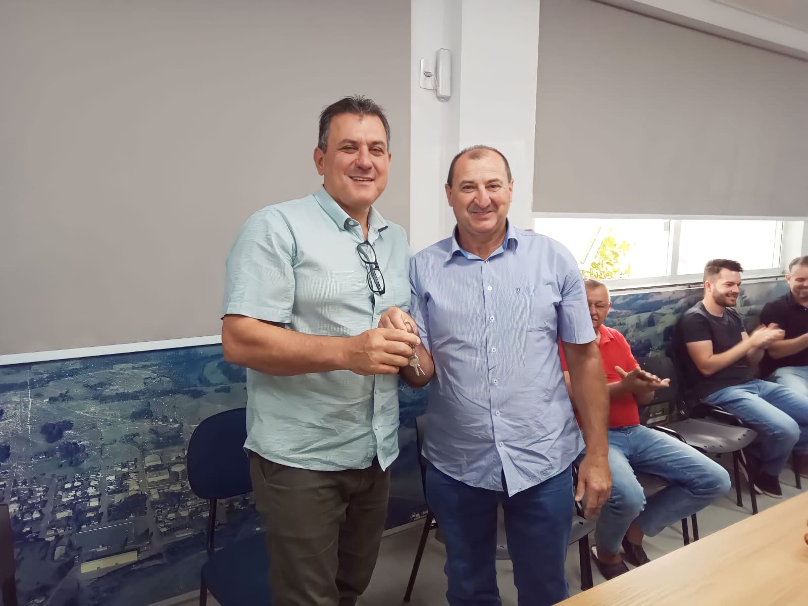Prefeito Dinho fez a transmissão de cargo na manhã desta segunda (16); Danilo comandará o executivo pelos próximos 15 dias  (Foto: Divulgação )