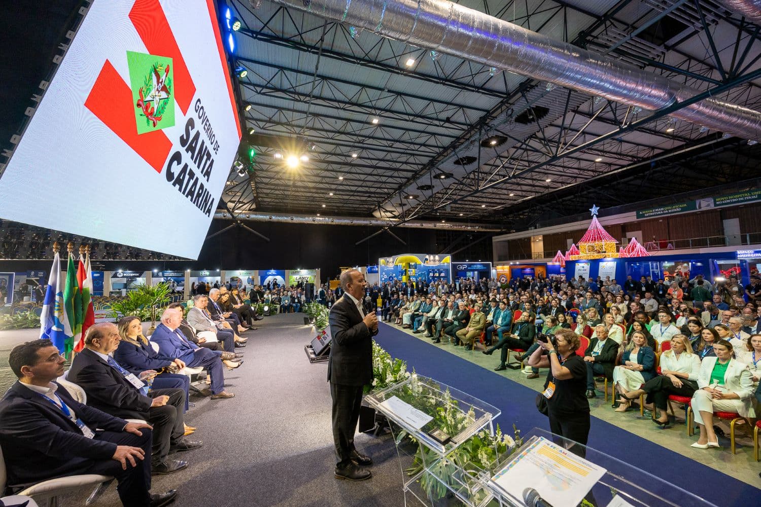Governador anuncia ampliação de acesso a programas e novo aplicativo na abertura do Comac-SC (Foto: Jonatã Rocha/Secom)