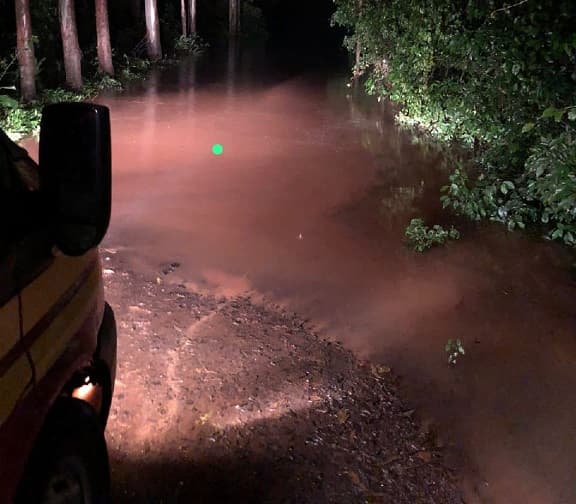 Motorista de caminhão é socorrido após veiculo ficar submerso no interior de Saudades  (Foto: Corpo de Bombeiros )