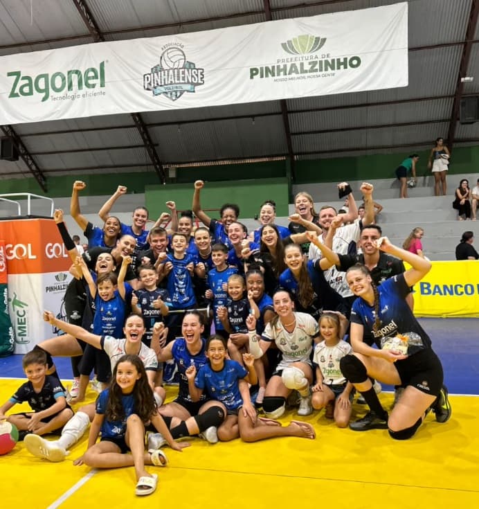 A equipe comemou a conquista dos três pontos após a partida (Foto: Reprodução/Redes Sociais)