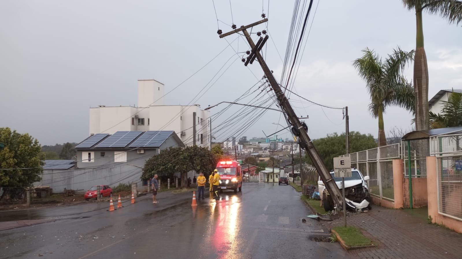 Caminhonete colide em poste e causa interrupção de energia em Pinhalzinho
