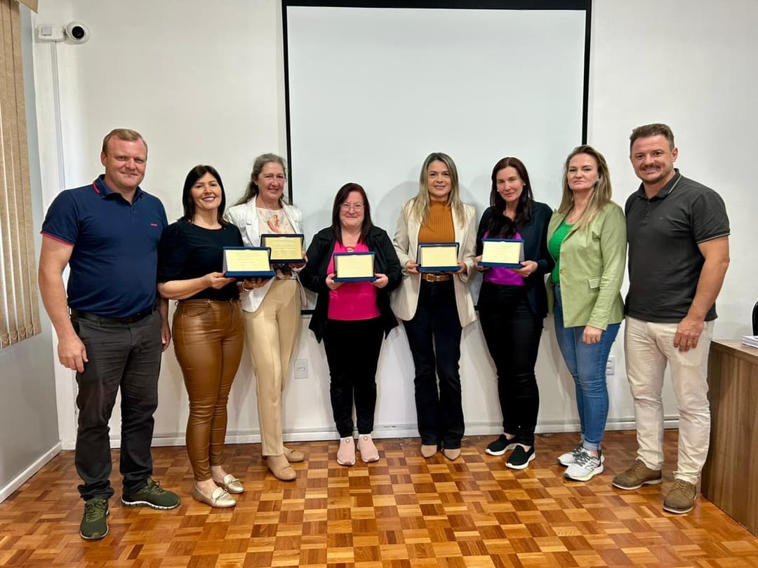 Prefeito de Saudades homenageia professoras aposentadas em reconhecimento à dedicação à educação