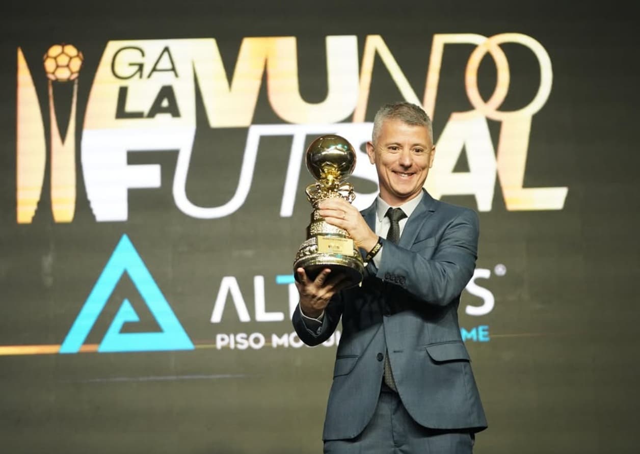Ex-jogador campeão com a Pinhalense é eleito melhor técnico de futsal feminino