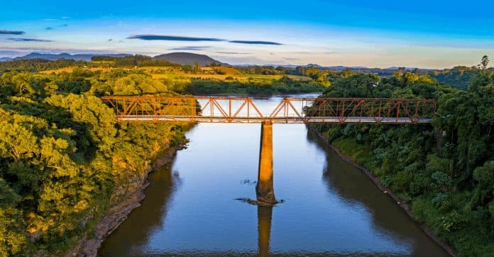 Ponte era uma grande atração turistíca dos dois municípios (Foto: AMVAT/Divulgação)