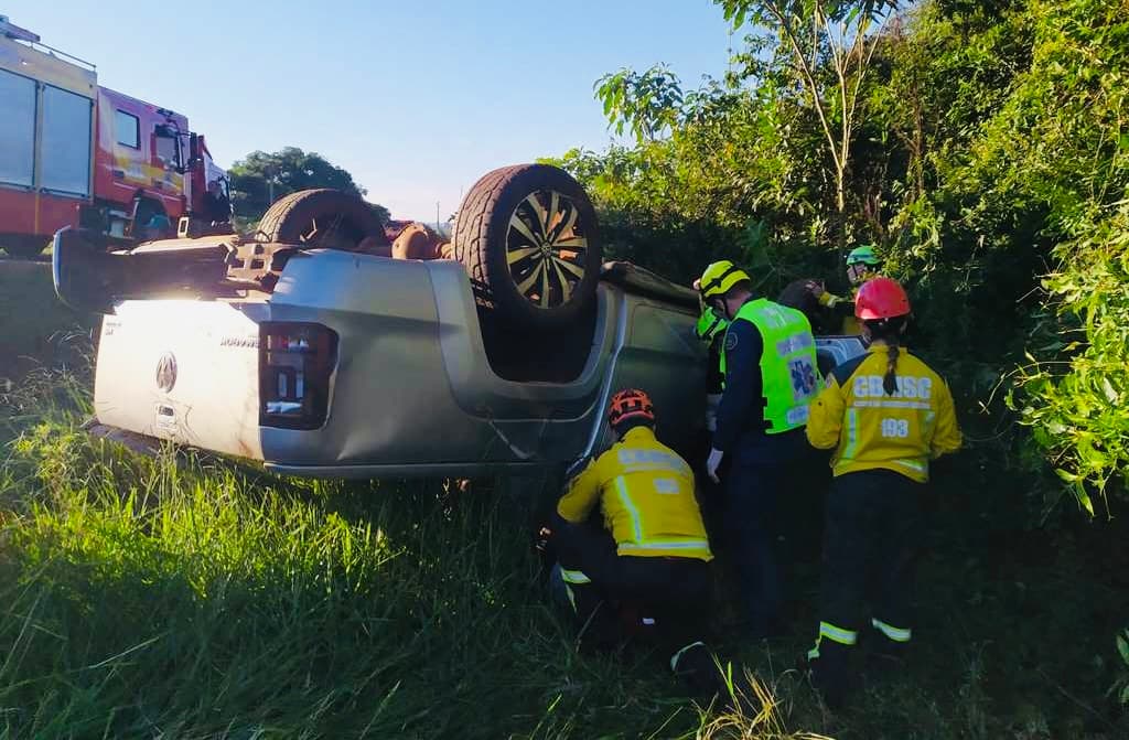 Amarok vira de “cabeça pra baixo” no Oeste