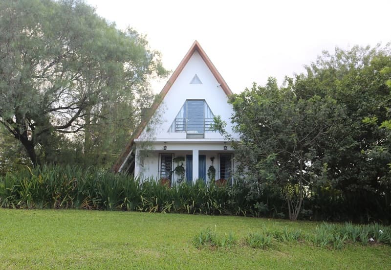 Charmoso chalé construído em 1980 resiste ao tempo 
