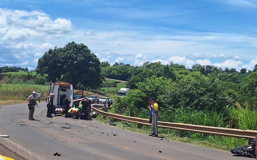Motociclista de 79 anos fica gravemente ferido em colisão frontal