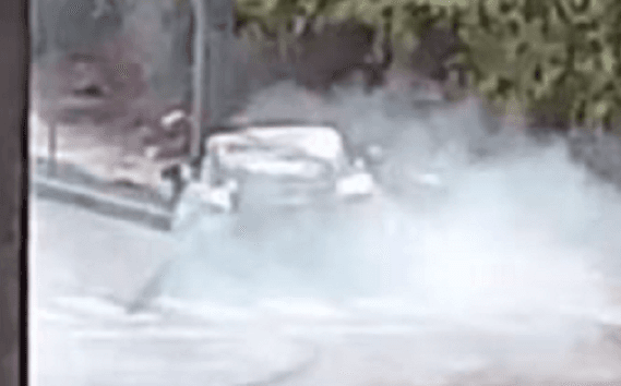 ASSISTA! ‘Amostradinho' faz manobra com Porsche mas acerta poste