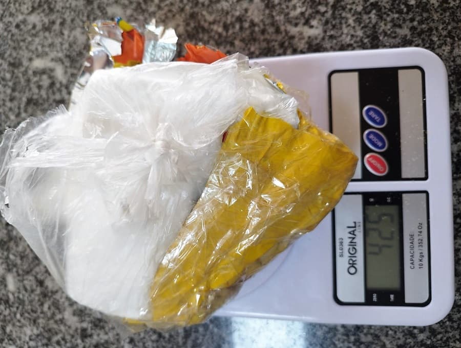 Pesagem do entorpecente (Foto: Polícia Militar Rodoviária)