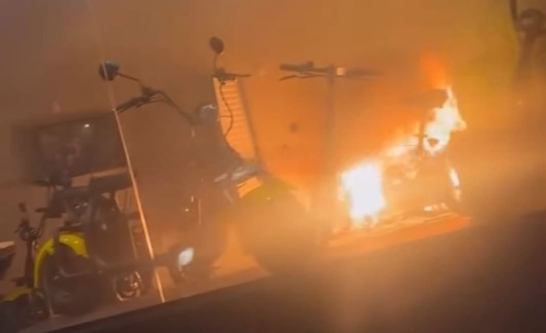 Bateria na tomada incendeia loja de motos elétricas