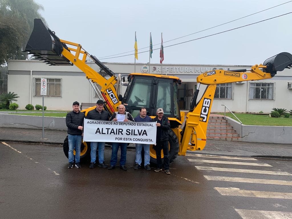 Prefeitura de Nova Erechim recebe nova retroescavadeira  (Foto: Assessoria de comunicação )