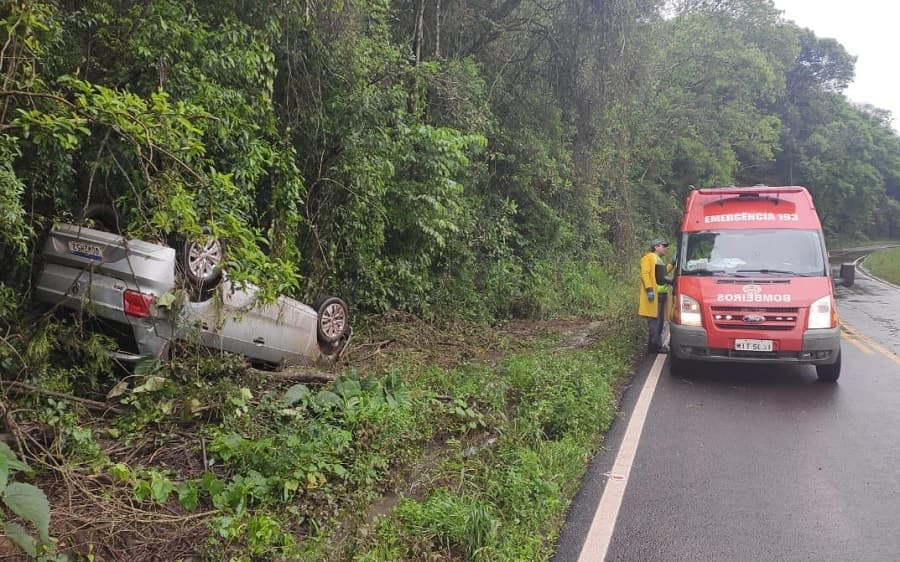 Carro capota em Saudades (Foto: Corpo de Bombeiros)