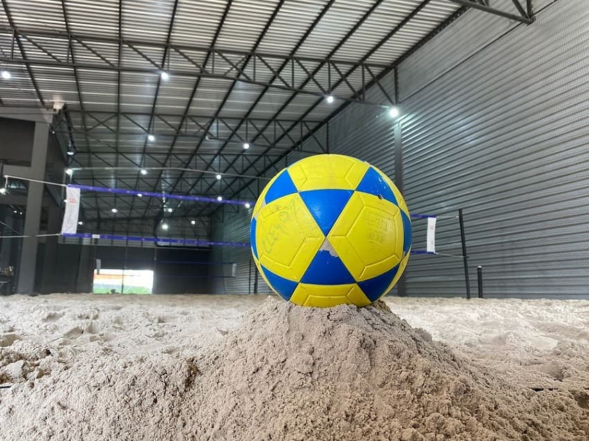 O novo espaço para a prática de esportes na areia contra com três quadras (Foto: Felipe Eduardo Zamboni)
