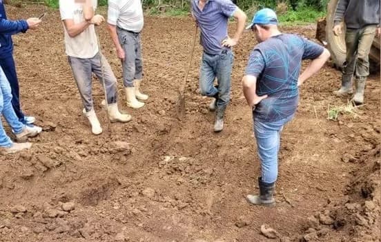 Local onde vítimas foram enterradas fica a 400 metros da casa onde moravam (Foto: Polícia Civil)