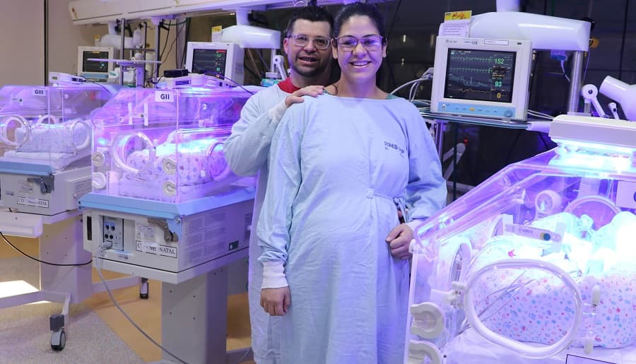 Casal feliz da vida com filhos (Foto: Ana Paula Koenemann)