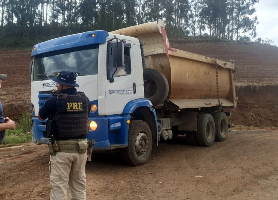 Caminhões com sobrepeso e problemas mecânicos são flagrados pela PRF