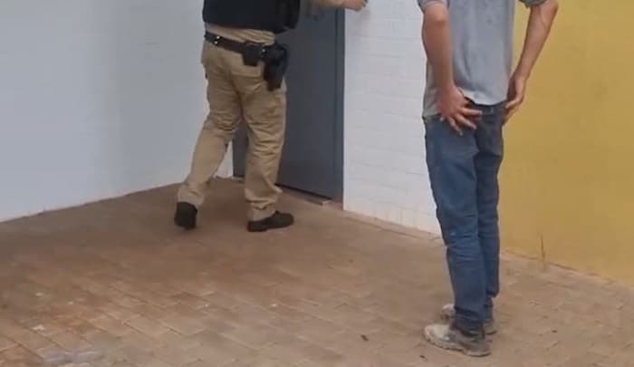 "Azarado" cai de moto ao lado da viatura: sem CNH...documentos atrasados