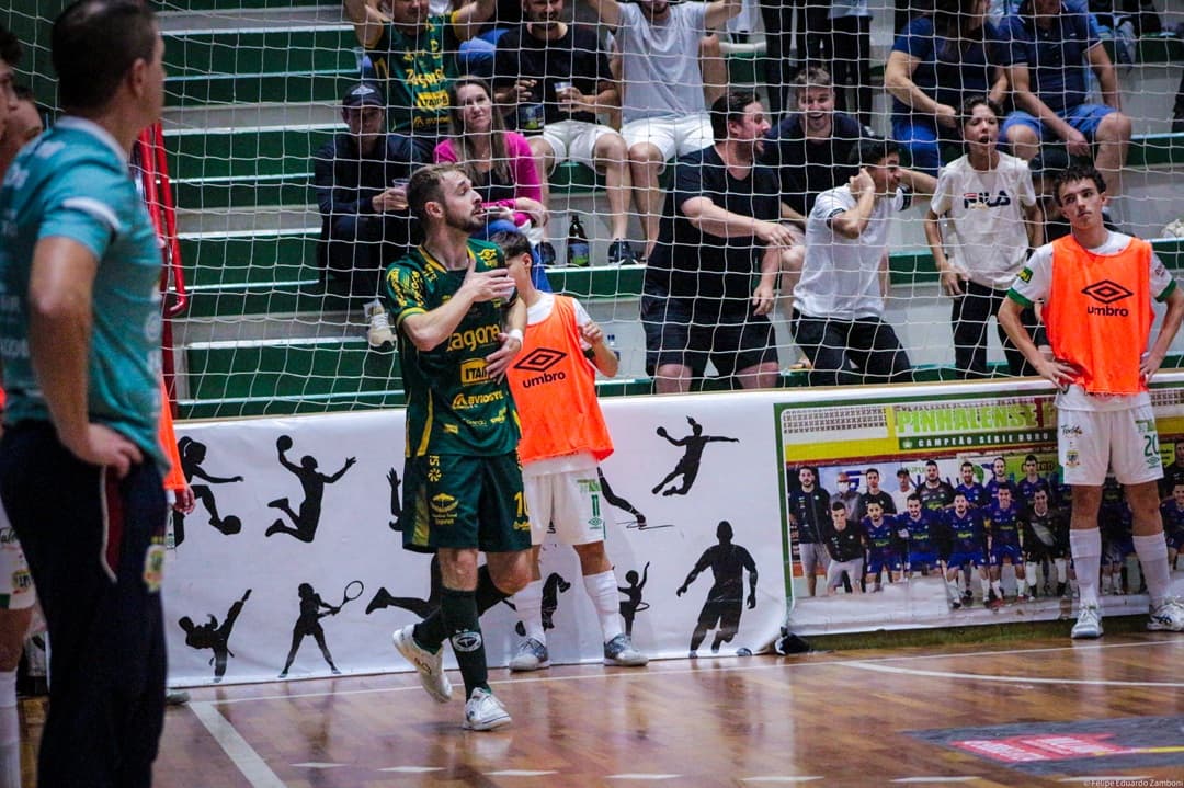 Léo Roos fez de voleio o gol que abriu a reação da Pinhalense no Clássico das Emoções (Foto: Felipe Eduardo Zamboni)
