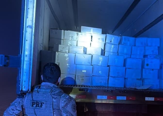 Suspeito pula pelo lado do passageiro ao perceber aproximação de PRFs