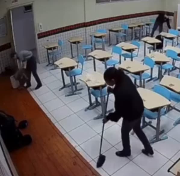 Estudantes de colégio catarinense contribuem na limpeza do local