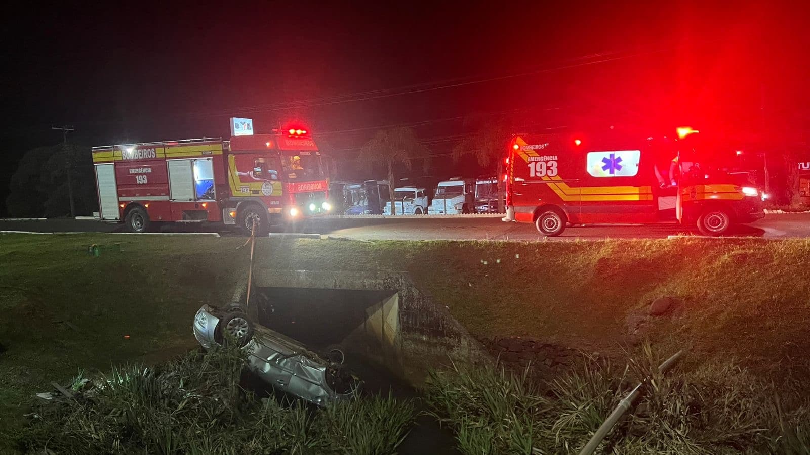 Veículo estava tombado dentro do córrego (Foto: Divulgação CBM)