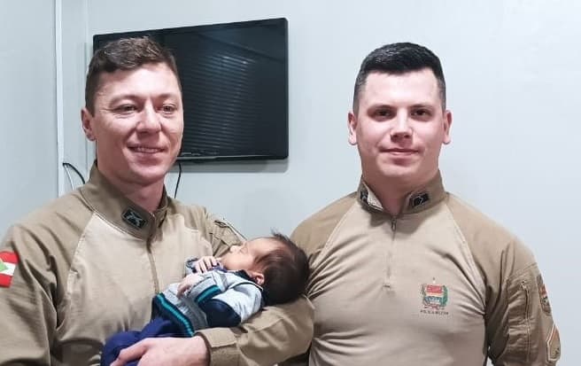 Policiais passavam pela rua quando receberam chamado (Foto: Divulgação)