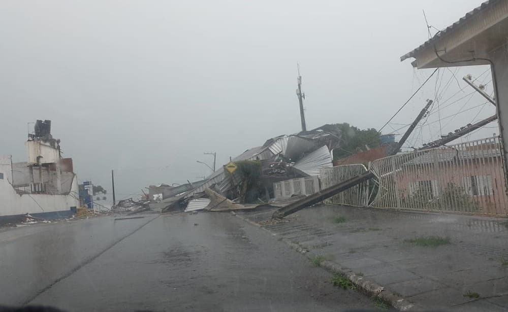 Imagens mostram a força dos ventos em Xanxerê (Foto: Redes sociais)